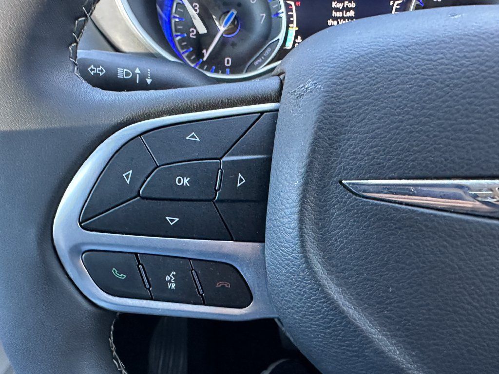 Used 2023 Chrysler Pacifica Touring-L FWD image 25