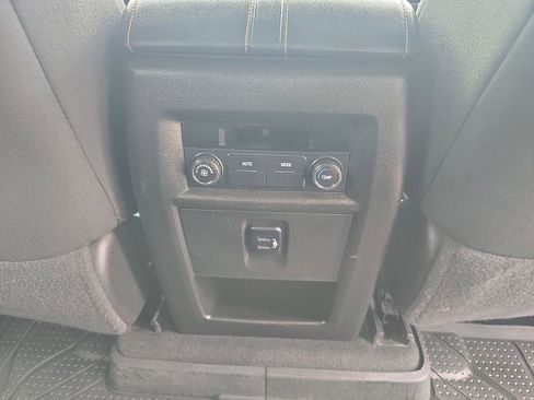 Used 2018 Chevrolet Traverse LT FWD image 18