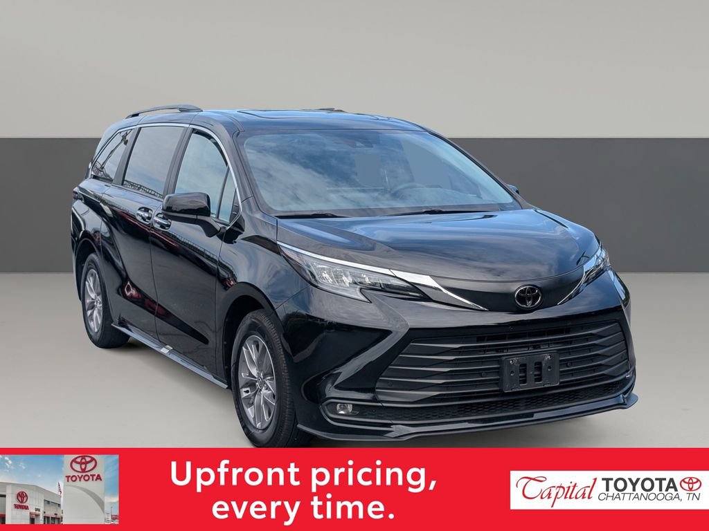 Used 2026 Toyota Sienna XLE FWD image 2