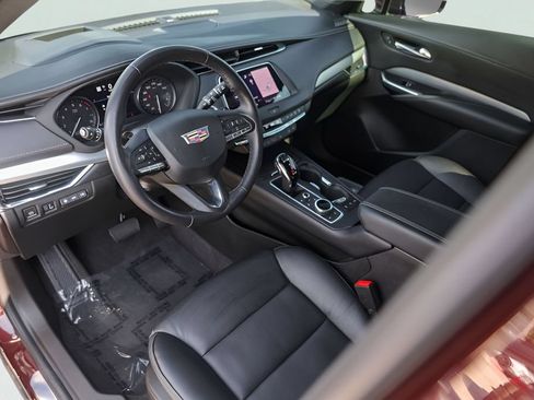 Used 2022 Cadillac XT4 Premium Luxury w/ Technology Package FWD image 13