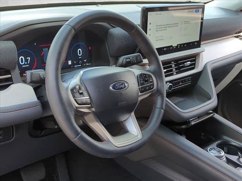 Used 2025 Ford Explorer Active RWD image 9