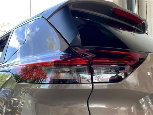 Used 2025 Nissan Rogue SV FWD image 17