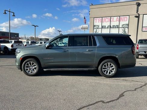 Used 2023 Chevrolet Suburban Premier AWD/4WD image 3