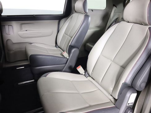 Used 2017 Kia Sedona LX w/ LX Essentials Premium Package FWD image 32