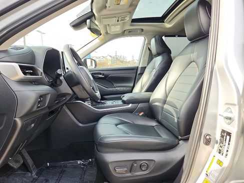 Used 2024 Toyota Highlander XLE image 15