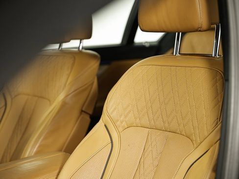 Used 2022 BMW 740i w/ M Sport Package image 22