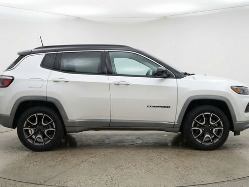 Used 2025 Jeep Compass Trailhawk image 11
