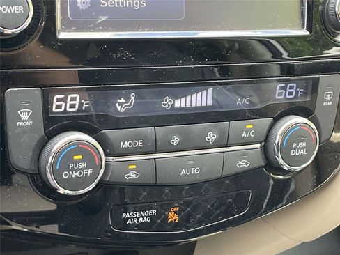 Used 2016 Nissan Rogue SV w/ SV Premium Package AWD/4WD image 17