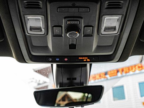 Used 2022 Chevrolet Suburban High Country image 17