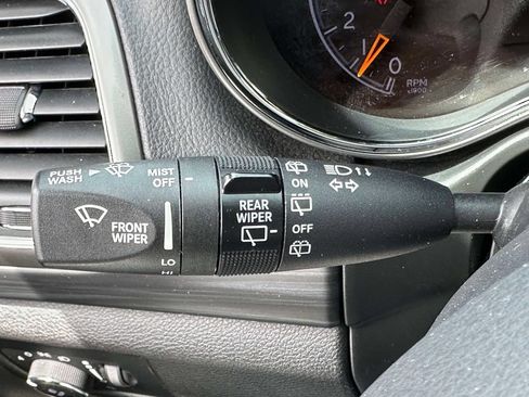 Used 2021 Jeep Grand Cherokee Laredo AWD/4WD image 28