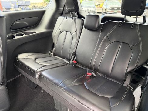Used 2023 Chrysler Pacifica Touring-L w/ S Appearance Package FWD image 33