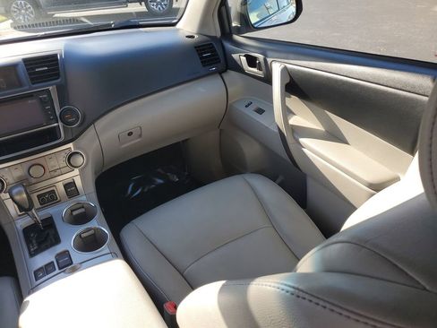 Used 2013 Toyota Highlander SE image 24