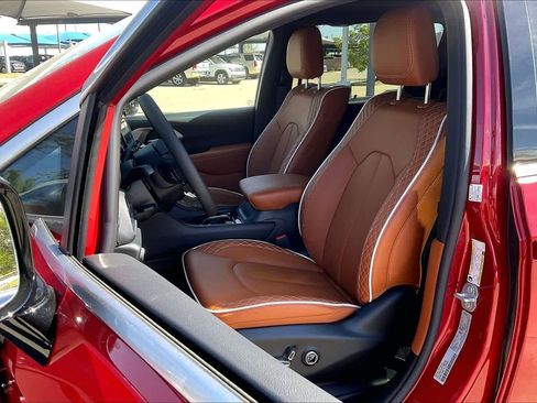 New 2026 Chrysler Pacifica Pinnacle FWD image 9