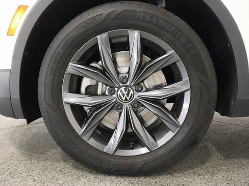 Used 2024 Volkswagen Tiguan SE w/ Panoramic Sunroof Package image 5