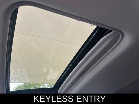Used 2025 Toyota Sienna XLE FWD image 13