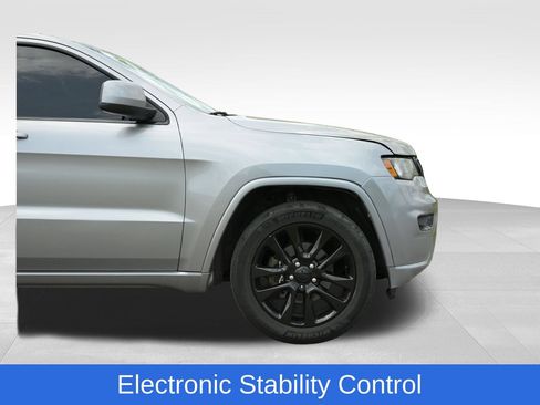 Used 2018 Jeep Grand Cherokee Altitude AWD/4WD image 37