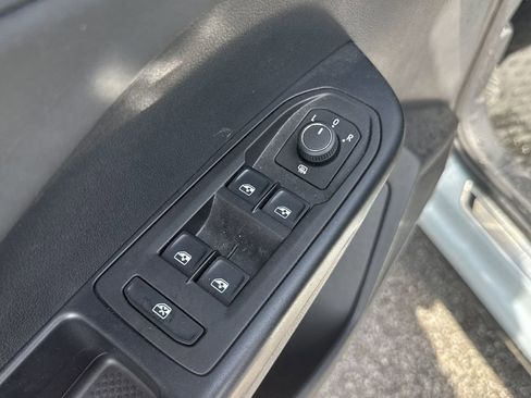 Used 2025 Volkswagen Taos SE w/ Taos MDO Package FWD image 11