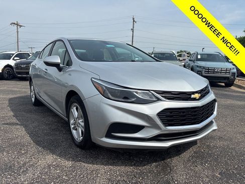Used 2017 Chevrolet Cruze LT w/ Convenience Package FWD image 2