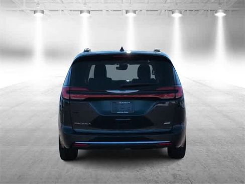 Used 2022 Chrysler Pacifica Touring-L image 7