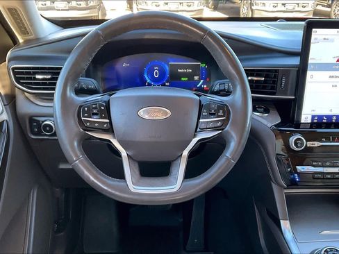 Used 2023 Ford Explorer Platinum w/ Technology Package image 5