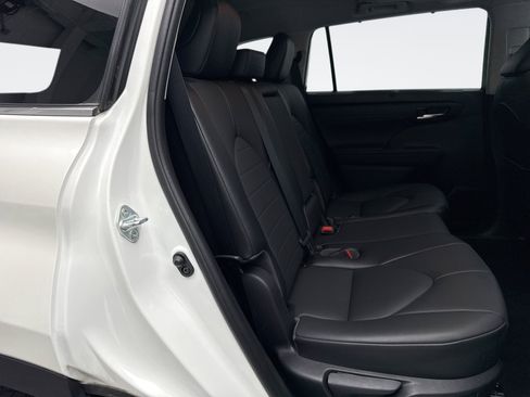 Used 2021 Toyota Highlander XLE image 19