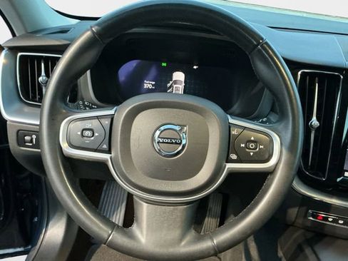 Used 2022 Volvo XC60 B5 Momentum image 13