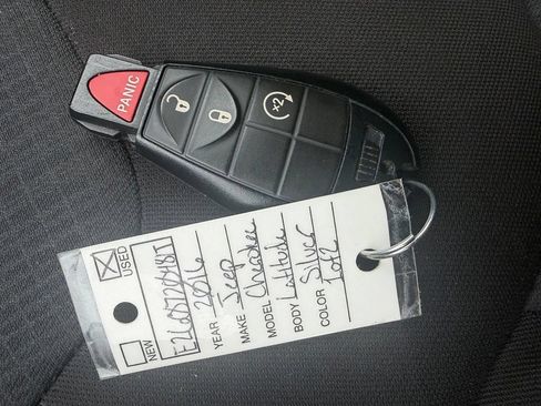 Used 2016 Jeep Cherokee Latitude w/ Cold Weather Group AWD/4WD image 30