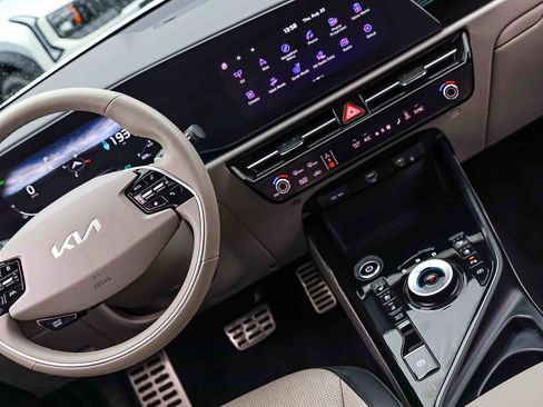 Certified 2025 Kia Niro Wave w/ Wave Preserve Package FWD image 19