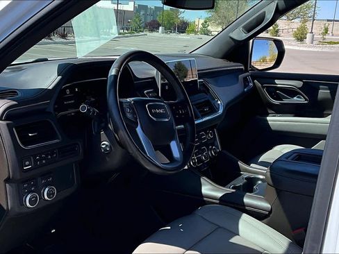 Used 2022 GMC Yukon XL SLT w/ SLT Premium Package image 18