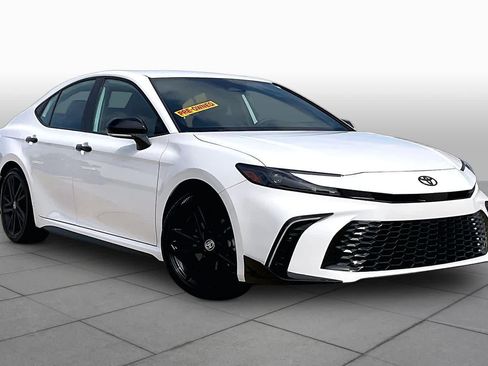 Used 2026 Toyota Camry Hybrid w/ Convenience Package FWD image 3