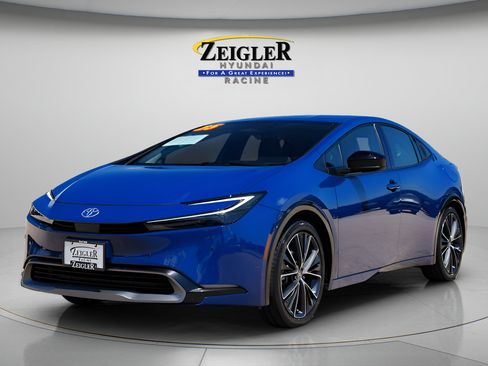 Used 2025 Toyota Prius XLE FWD image 3