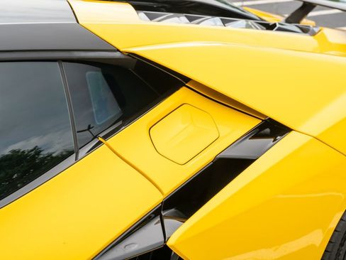 Used 2024 Lamborghini Revuelto AWD/4WD image 31