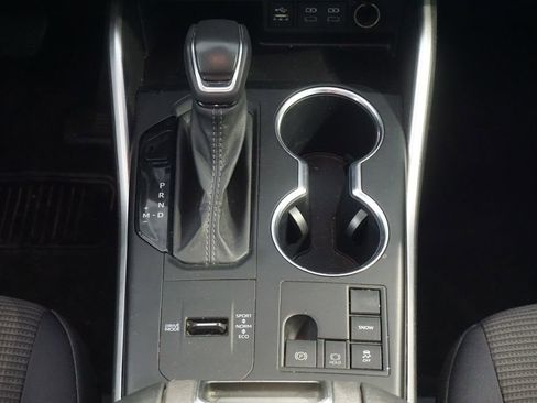 Used 2024 Toyota Highlander LE FWD image 27