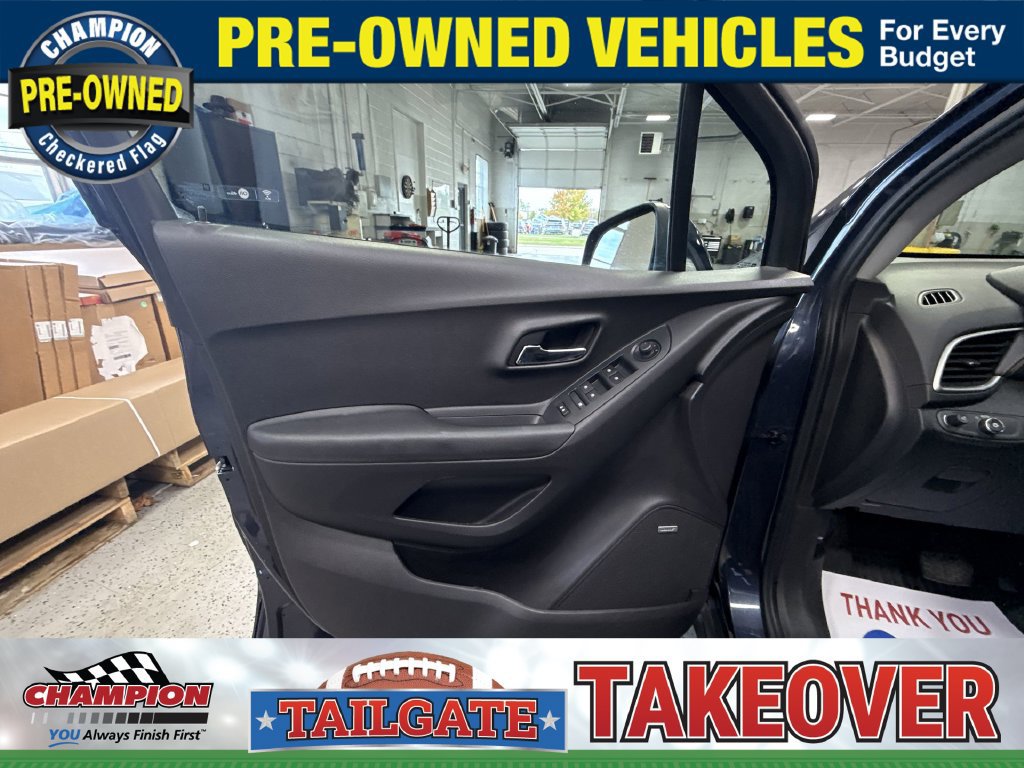 Used 2018 Chevrolet Trax LT w/ Sun & Sound Package FWD image 30