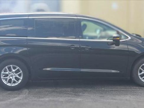 Used 2023 Chrysler Pacifica Touring-L FWD image 8