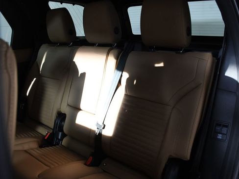 Used 2024 Land Rover Discovery Metropolitan Edition image 28