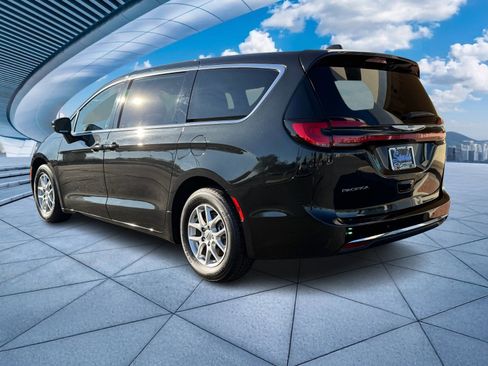 Used 2023 Chrysler Pacifica Touring-L image 4