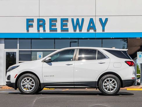 Used 2022 Chevrolet Equinox LT FWD image 2