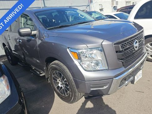 Used 2021 Nissan Titan SV w/ SV Convenience Package image 2