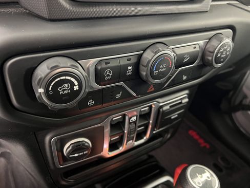 Used 2018 Jeep Wrangler Unlimited Sport S image 29