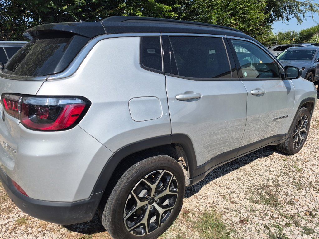 Used 2025 Jeep Compass Limited AWD/4WD image 3
