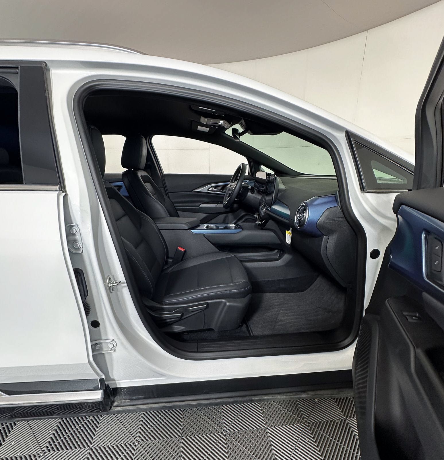 Certified 2024 Chevrolet Equinox EV LT w/ LPO, Blackout Package FWD image 5