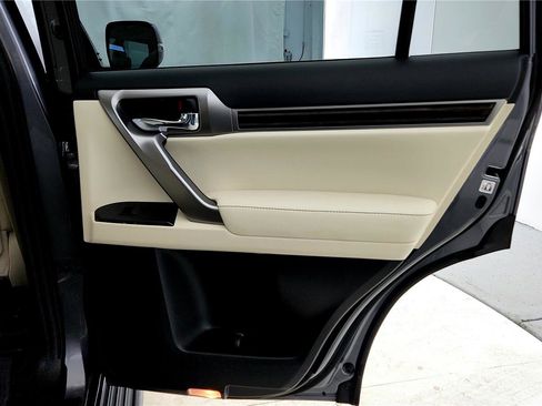 Used 2023 Lexus GX 460 Premium w/ Premium Package image 19