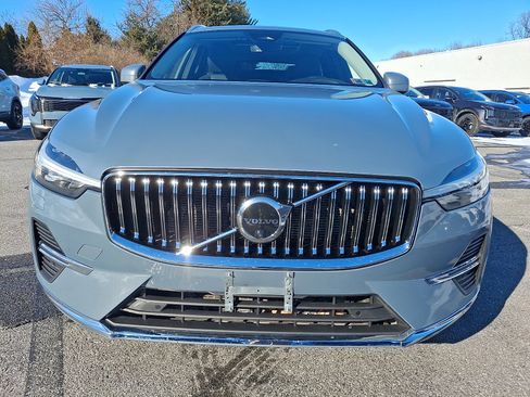 Used 2023 Volvo XC60 B5 Plus image 2
