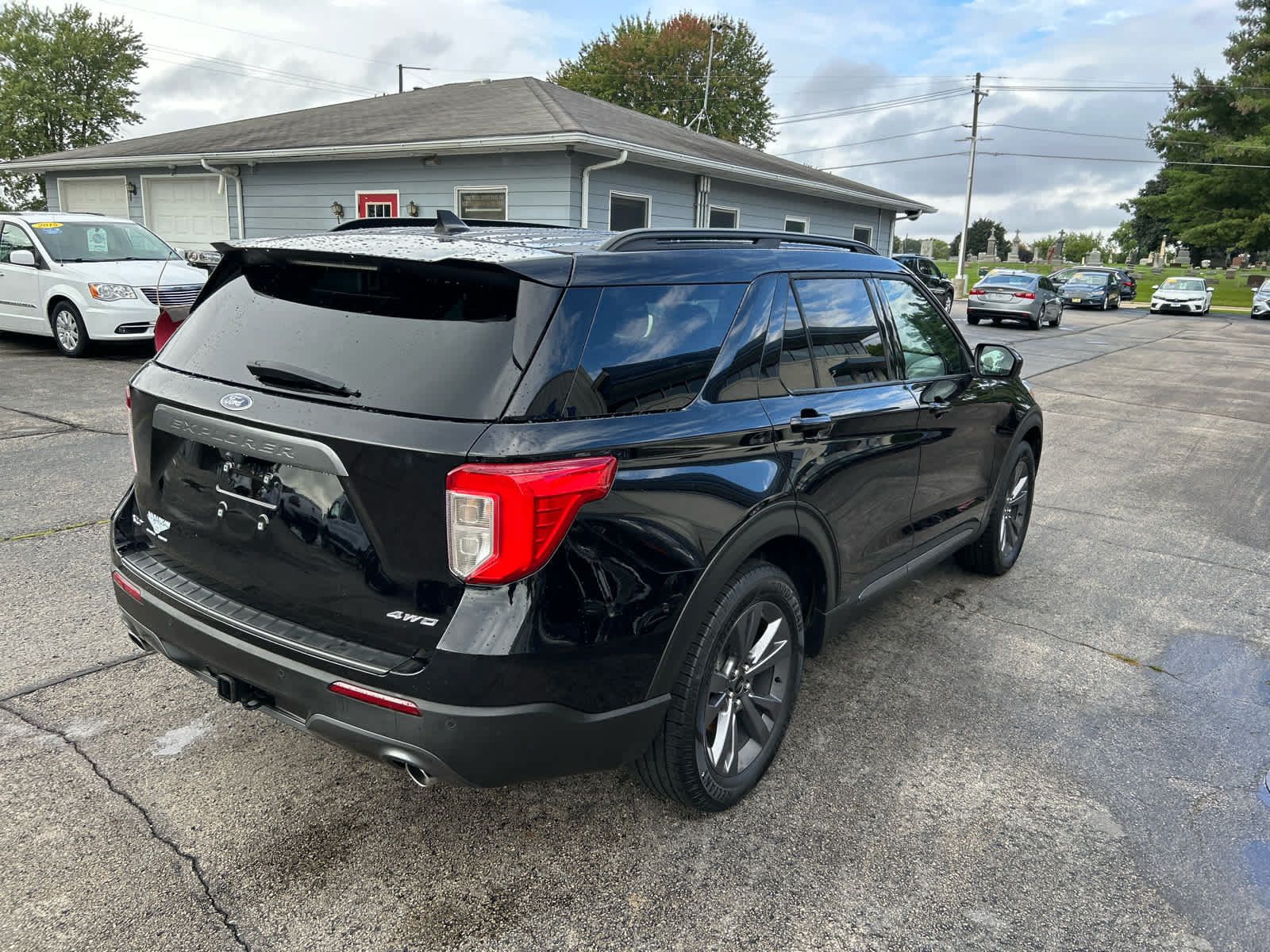 Used 2024 Ford Explorer XLT w/ Equipment Group 202A AWD/4WD image 4