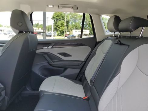 Certified 2025 Volkswagen Tiguan SE w/ Panoramic Sunroof Package AWD/4WD image 10