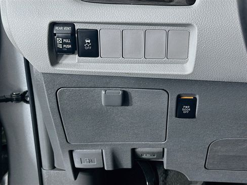 Used 2019 Toyota Sienna XLE FWD image 17