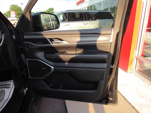Used 2024 Jeep Wagoneer L Series II w/ Flexible Seating Group AWD/4WD image 10