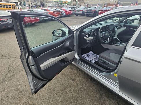 Used 2021 Toyota Camry LE image 9