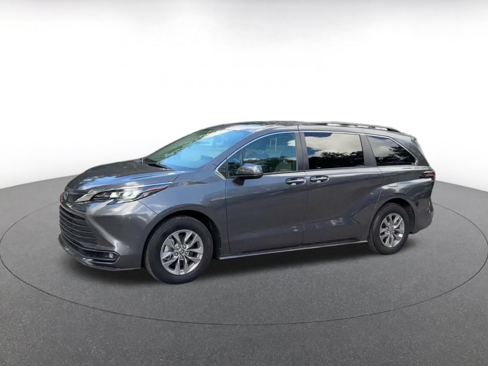 Used 2025 Toyota Sienna XLE FWD image 7